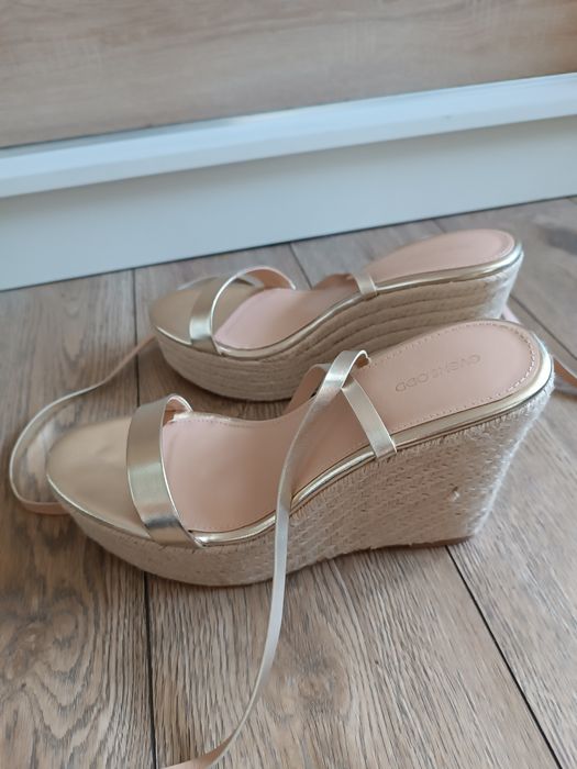 Złote sandały na koturnie