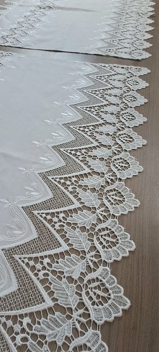 Par de cortinas brancas com bordados,
Como novas
