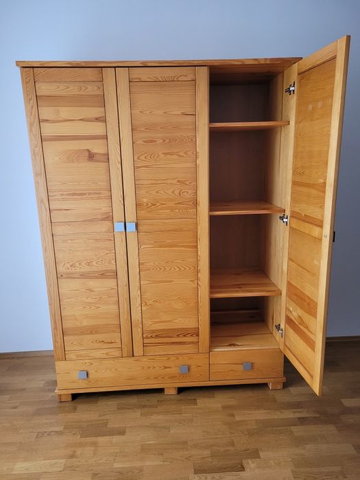 Komplet Drewniana szafa i drewniana komoda