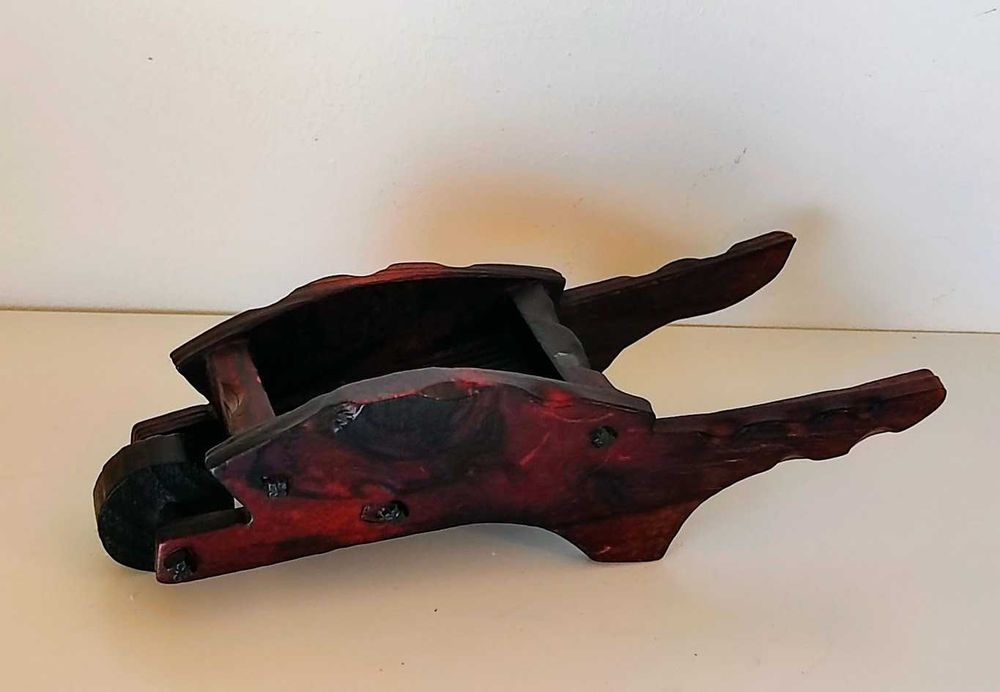 Carrinho de mão antigo em madeira à escala decorativo