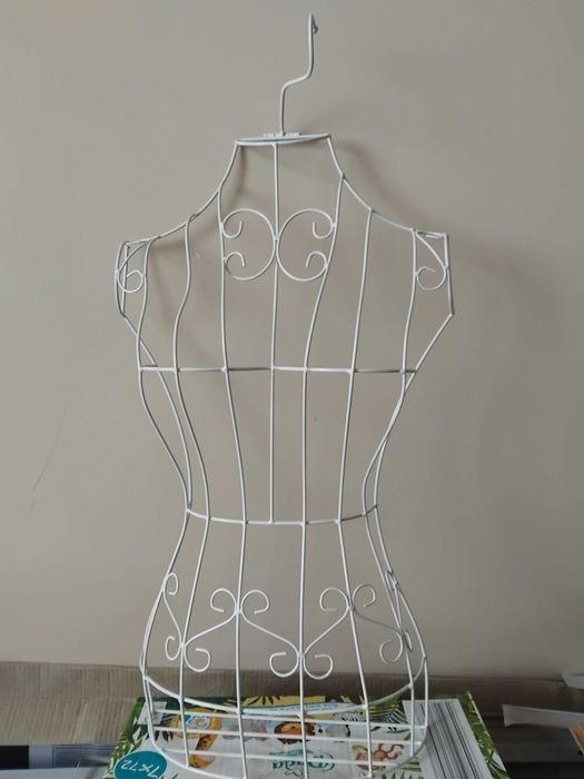 Wieszak do kompozycji stylistycznej