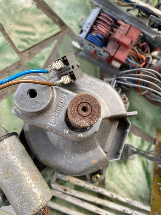 Двигун та інші з\ч до  пральної машини Siemens