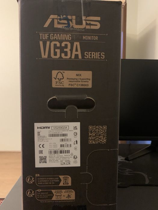 Монитор для компьютера и клавиатура