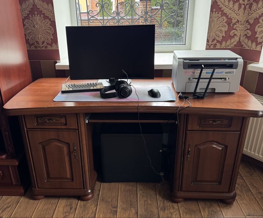 Письмовий стіл в кабінет