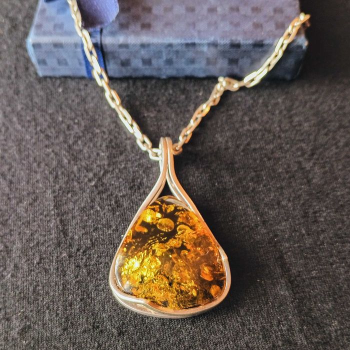 Zawieszka srebrna 925 - duży bursztyn zielony -  wyrób z okresu PRL