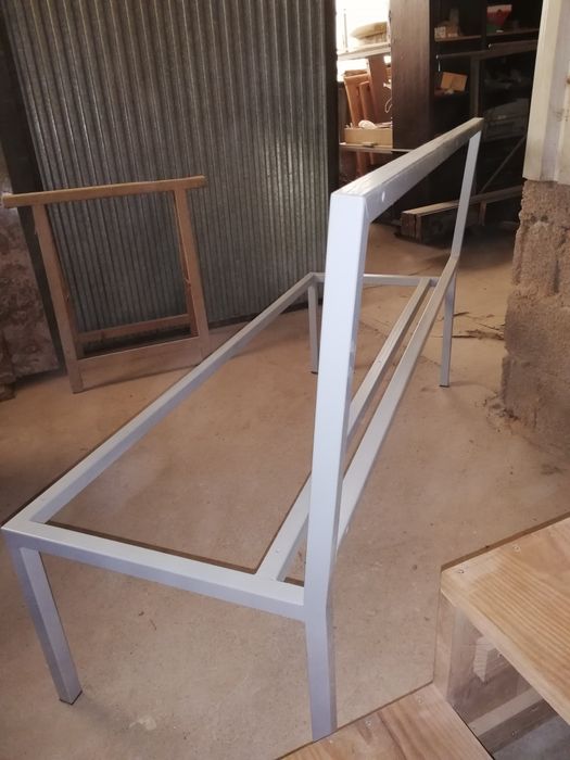 Estruturas de banco em ferro lacado cinza