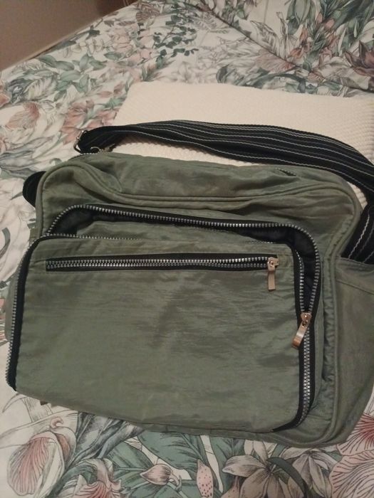 Mala de maternidade com muda fraldas e bolsa para o biberon de leite.