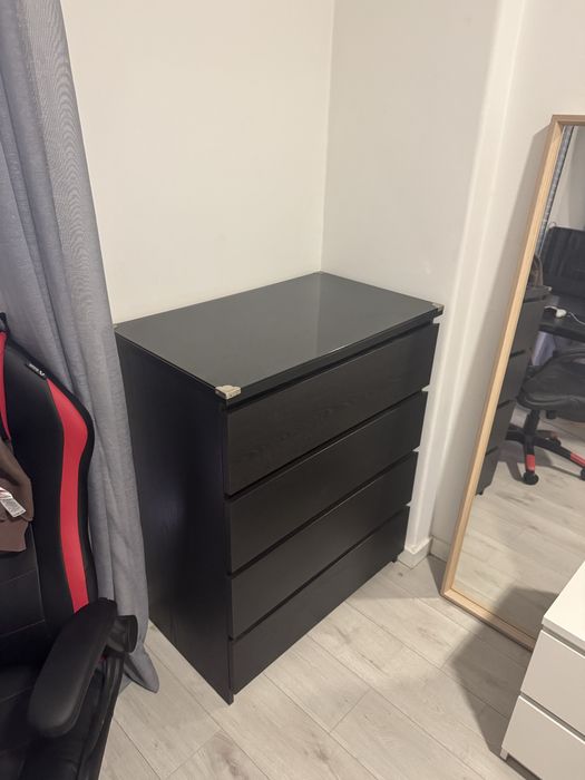 Cómoda preta 4 gavetas