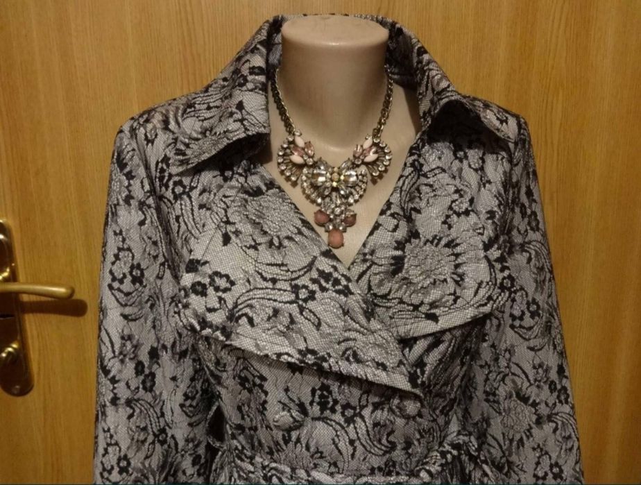 Красивый плащ Prada