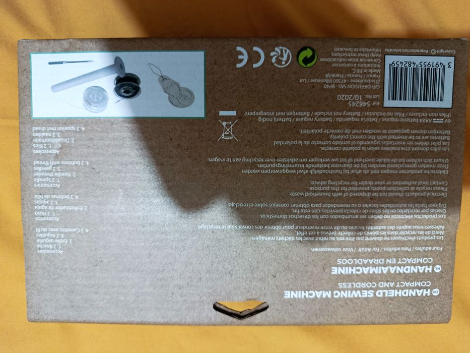 Máquina de costura manual na caixa original