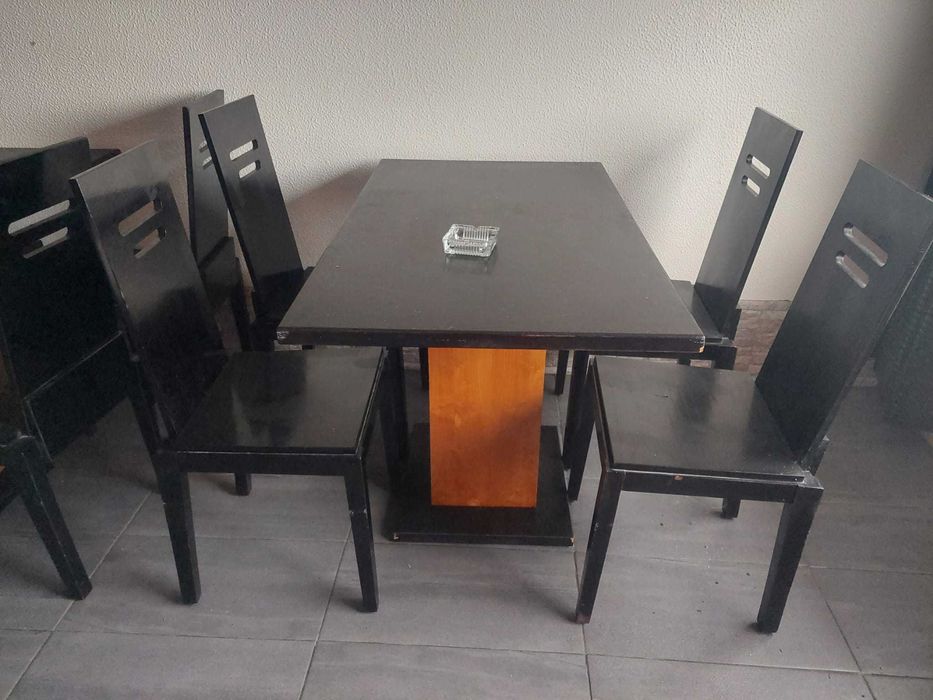 recheio de café com mesas, cadeiras e máquinas