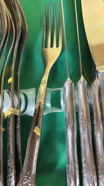 набір нових віделок і ножів