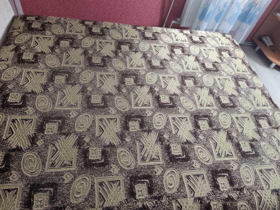 Кровать з підйомним механізмом