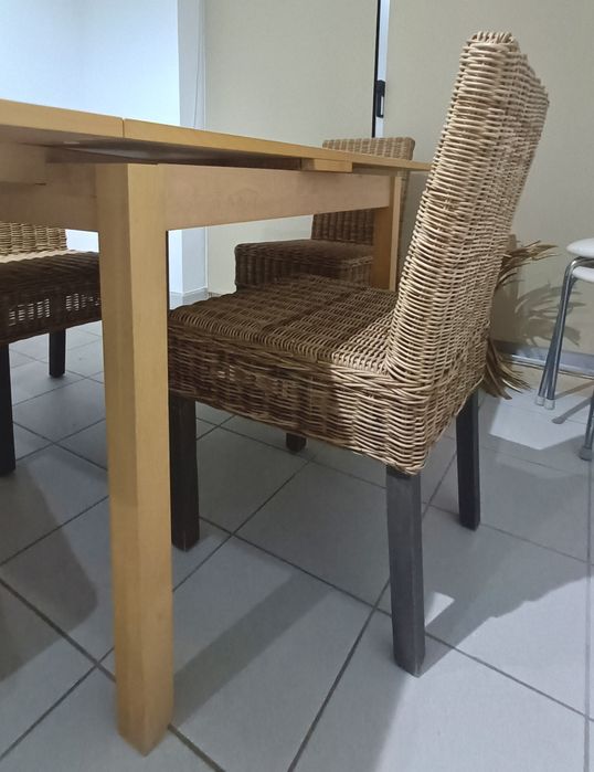 Mesa  de sala com cadeiras