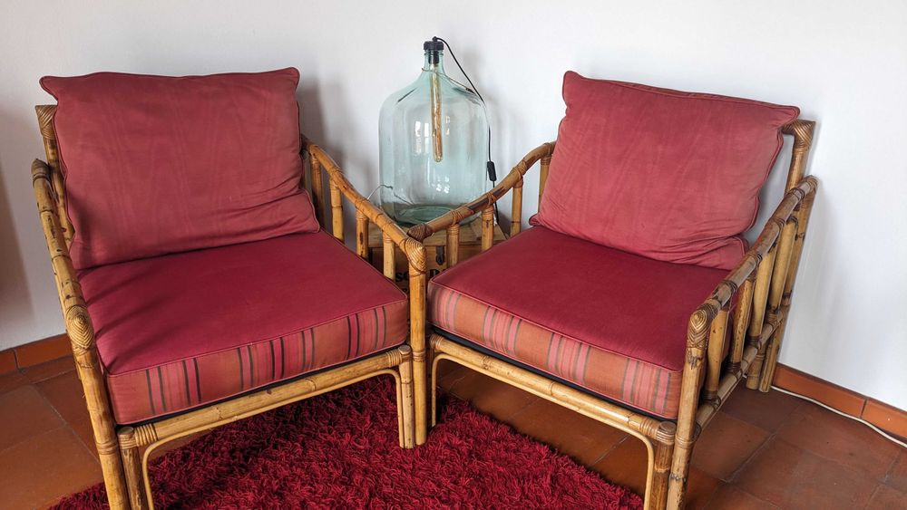Duas poltronas de Bambu com almofadas vermelhas