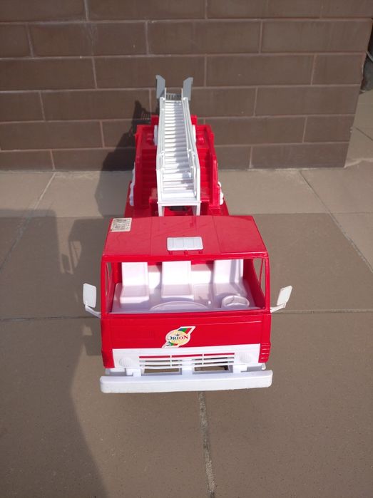 Большая пожарная машина.