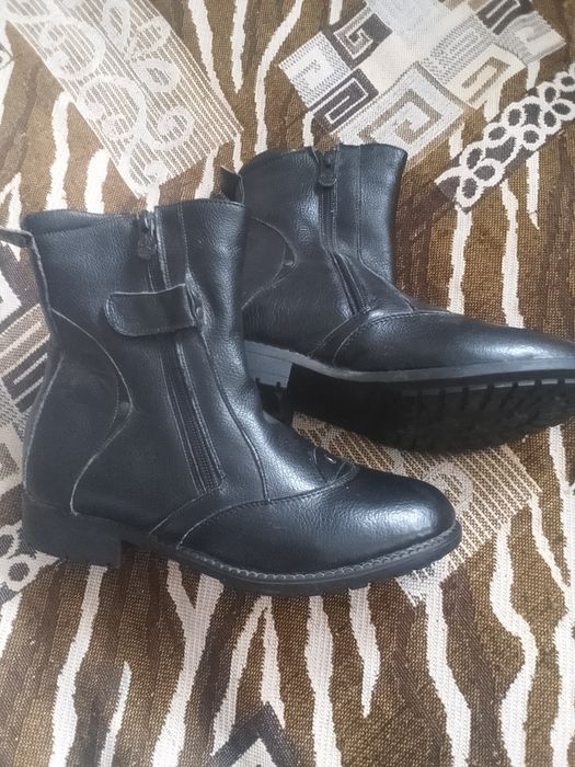 Чобітки шкіряні нові на хутрі 36 р. Сапожки