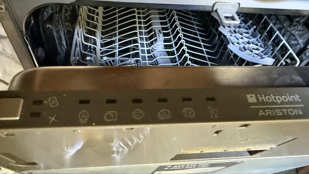 Посудомийка Hotpoint-Ariston LST 116