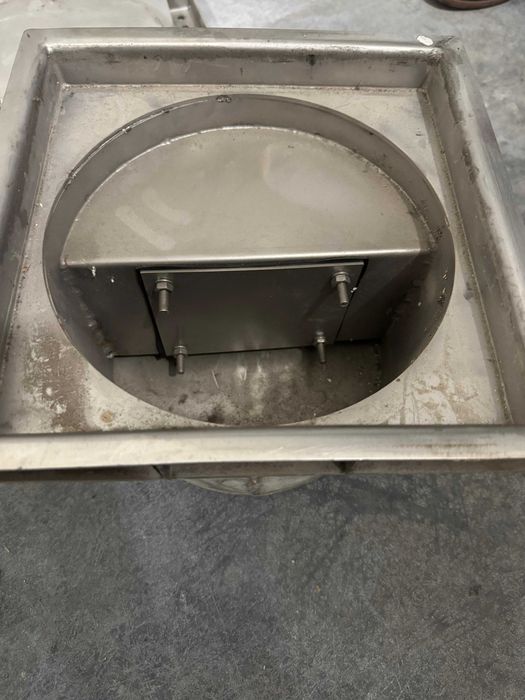 Bardzo solidna Kratka ściekowa Stan Idealny 2 sztuki.