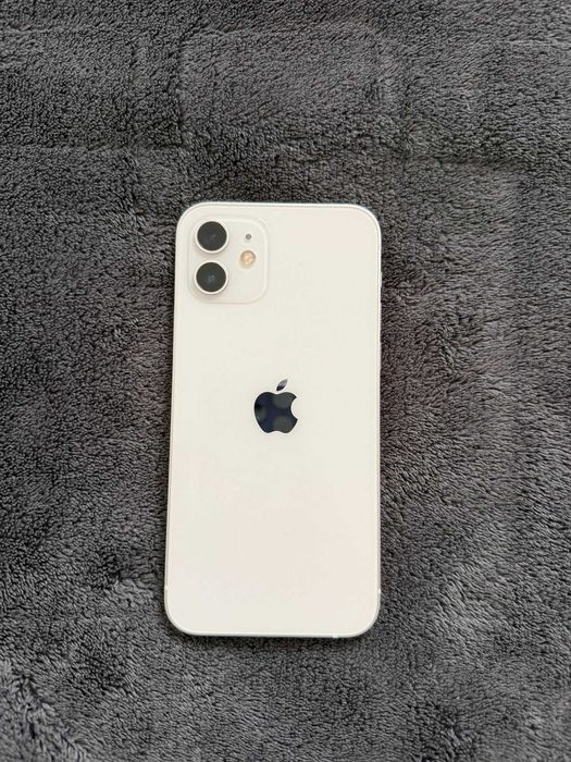 iPhone 12 128 GB + 4 etui + folia