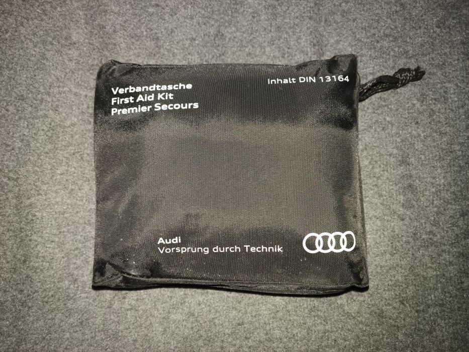 Оригинальная автомобильная аптечка Ауди Audi (производитель Kalff)