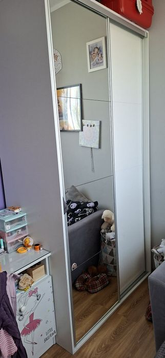 Biała szafa z lustrem