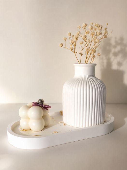 Prato com jarra e vela aromatica