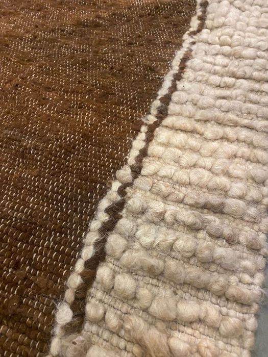 Vendo 3 carpetes artesanais de grandes dimenções  em lã compradas em feira de  artesanato.Uma delas  têm aproximadamente 4,5 metros de comprimento