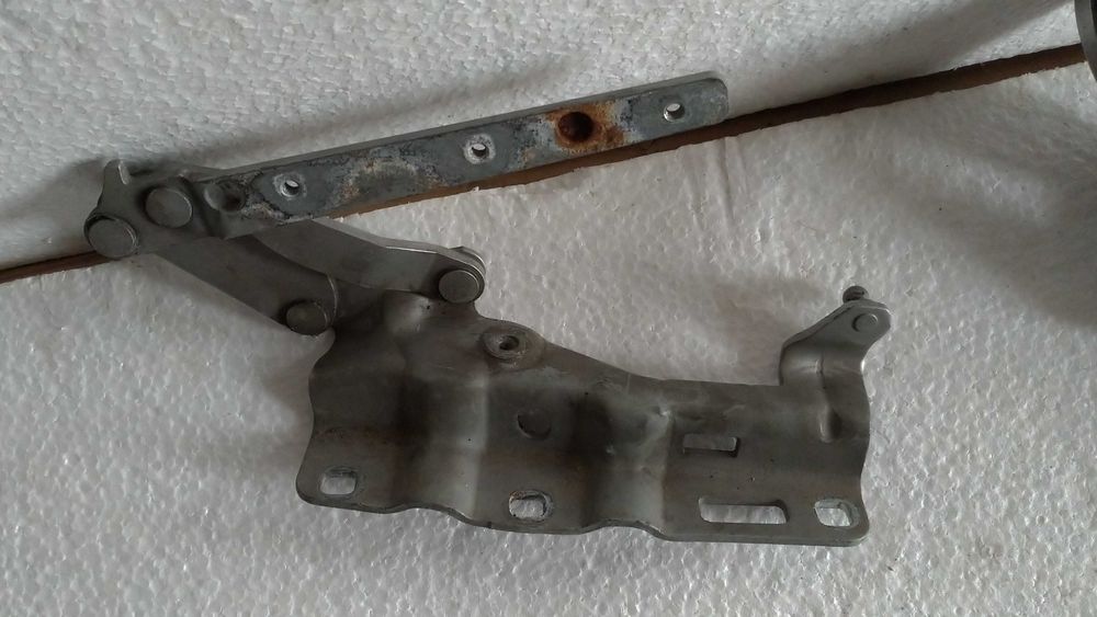 Dobradiças do capo Mercedes-Benz C-Classe (W203). 2000/2007