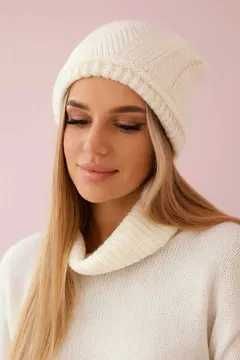 Czapka damska zimowa – ecru, klasyczna i elegancka, wełna