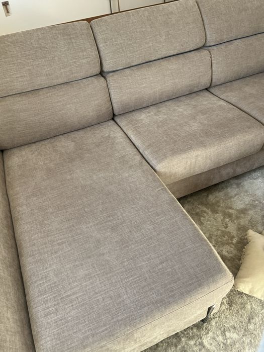 Sofá bege com detalhes em prata