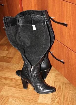 Високі чобітки на каблуку