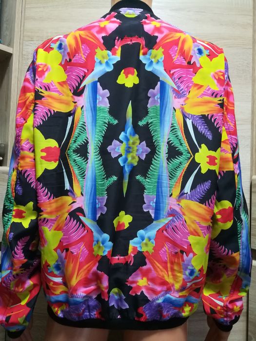 Блузки женские лёгкие, разные.