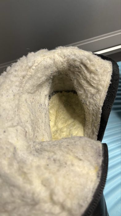 Високі зимні чорні шкіряні жіночі чоботи на тракторній підошві