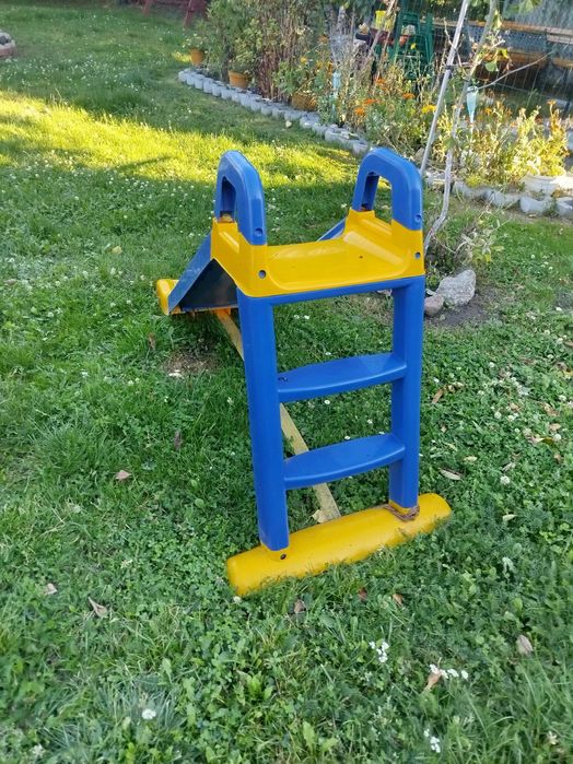 Mała zjeżdżalnia dla dzieci