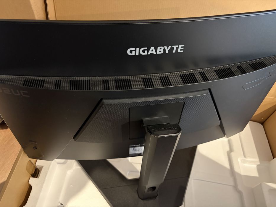 Monitor Gigabyte M32UC
