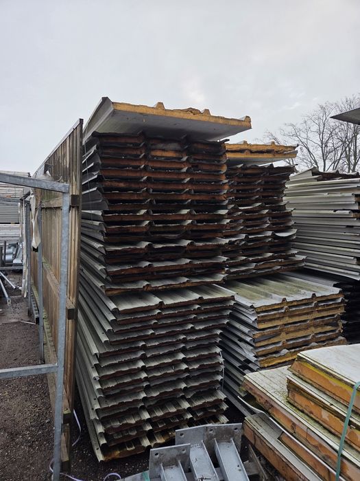 Płyta warstwowa obornicka dachowa PIR o gr40 mm i długości 12,2m 732m3