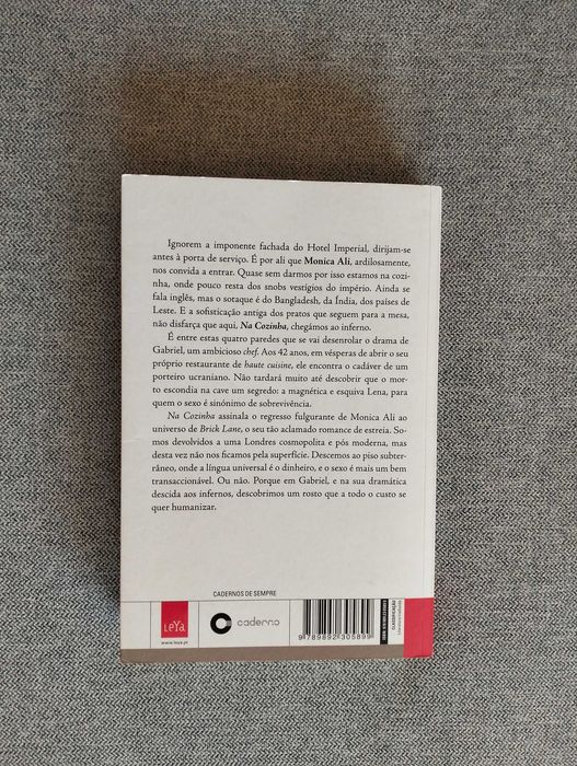 Livro "Na cozinha" de Monica Ali