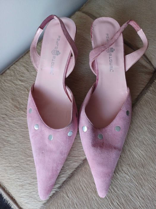 Sapatinhos de bico com salto baixo em cor de rosa