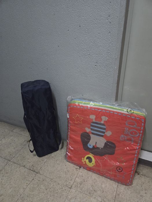 Berço de viagem e colchão