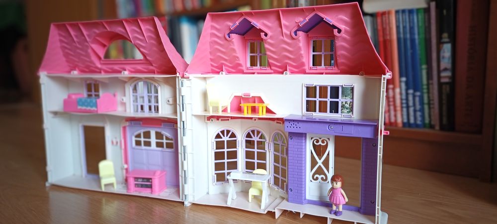 Casa de bonecas que abre e fecha