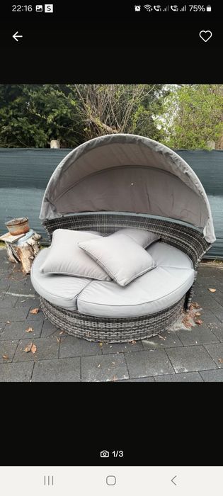 Wyspa ogrodowa z poduchami