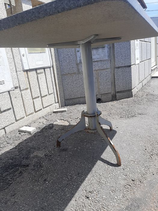 Mesa Em Pedra Polida de Granito
