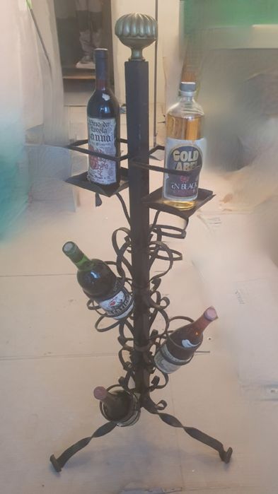 Kuty stojak na wino + 5 unikatowych artefaktów (Zestaw Kolekcjon