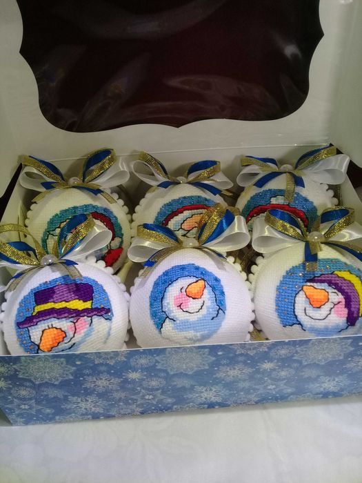 Вишиті новорічні кулі набір