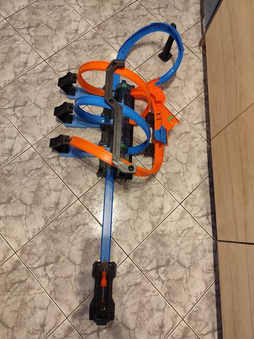 Tor Hot Wheels " Pętle grozy" + baterie+ samochody