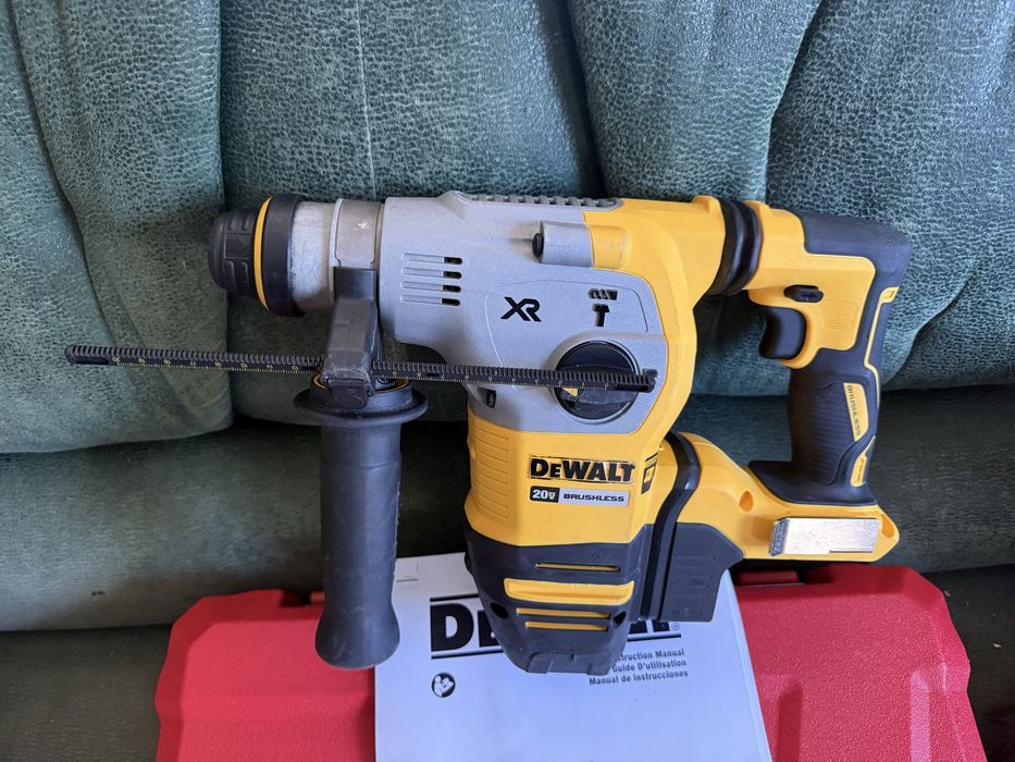 Потужний акумуляторний перфоратор Dewalt dch293