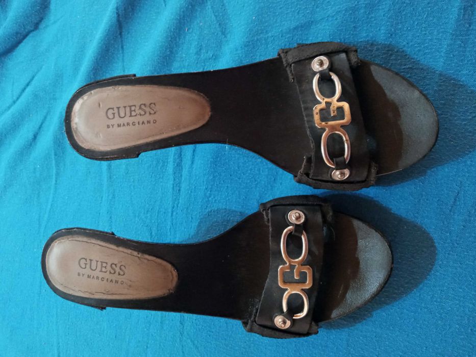 Chinelas com sola de madeira GUESS