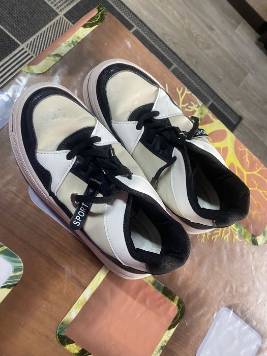 Продам кросівки підліткові