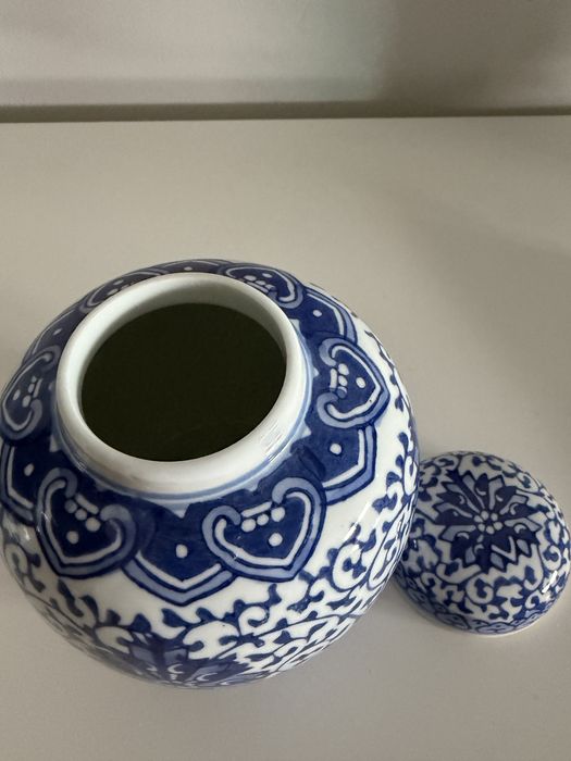 jarro em porcelana azul e branca com tampa